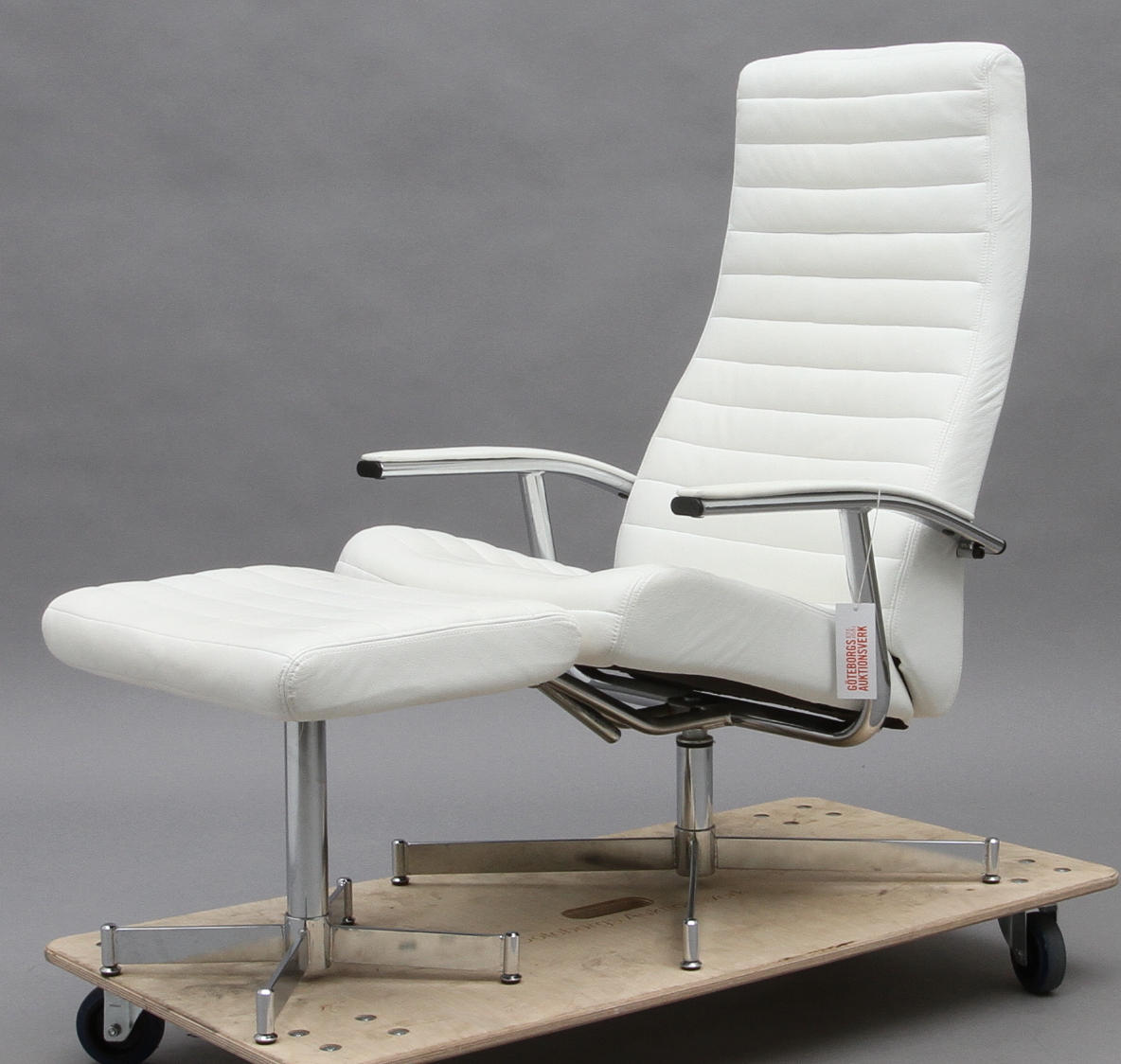 SNURRFÅTÖLJ OCH FOTPALL.