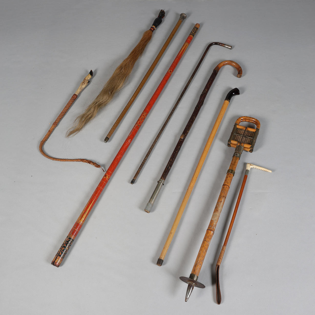 EN SAMLING AV KÄPPAR OCH RIDGRÖDOR (9).