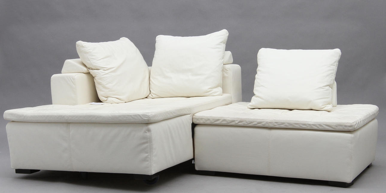 SCHÄSLONG. Bo Concept, 3 st kuddar, vit skinnklädsel.