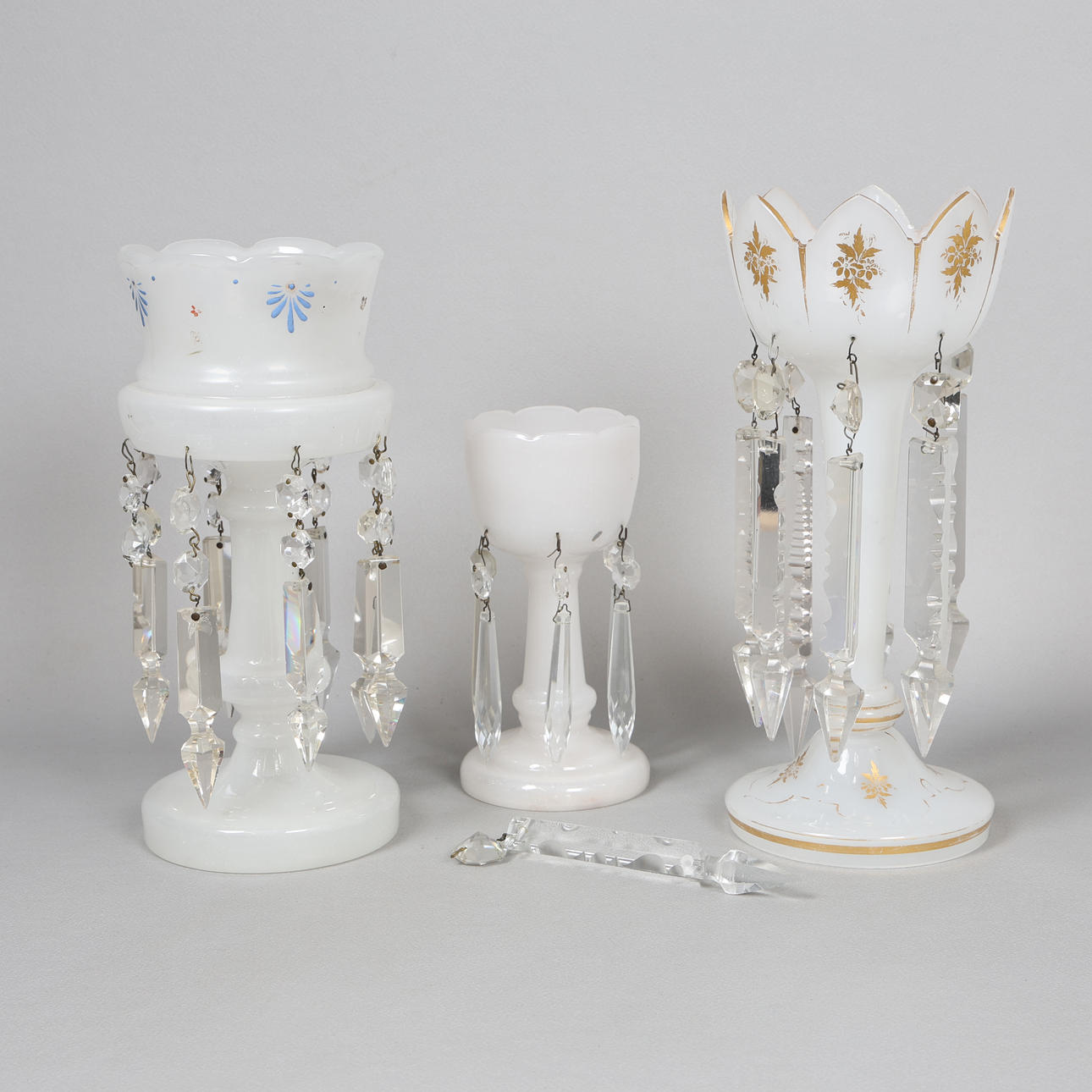 TRE SENVIKTORIANSKA MJÖLKGLASLYSTER (3).