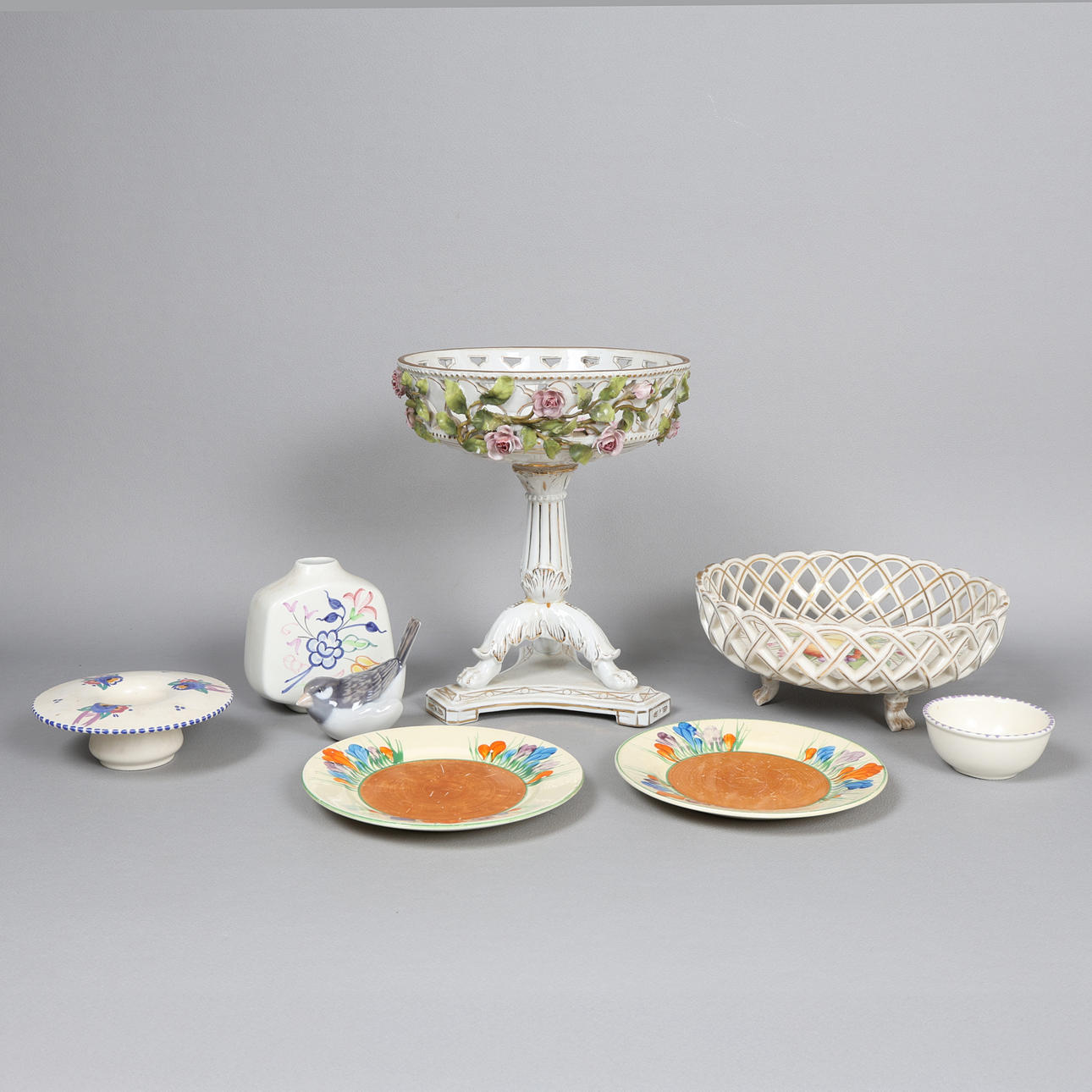 A COLLECTION OF CERAMICS (8).