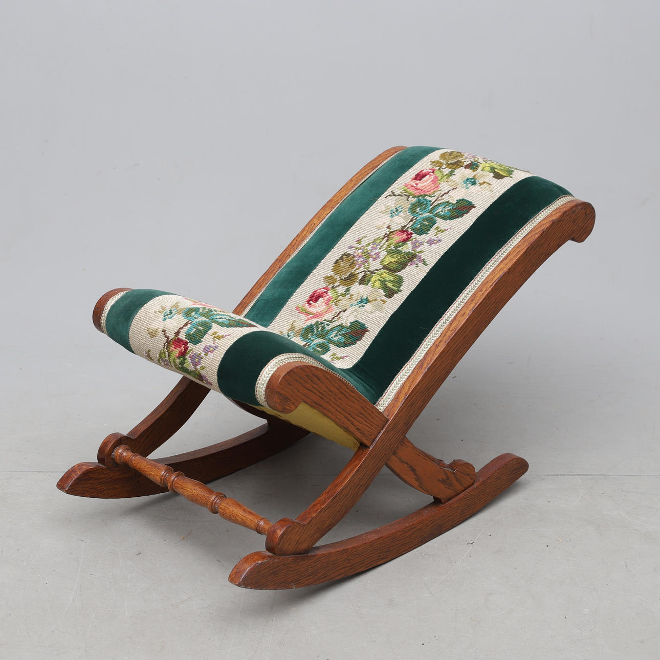 FOOTCRADLE, ca. 1900.