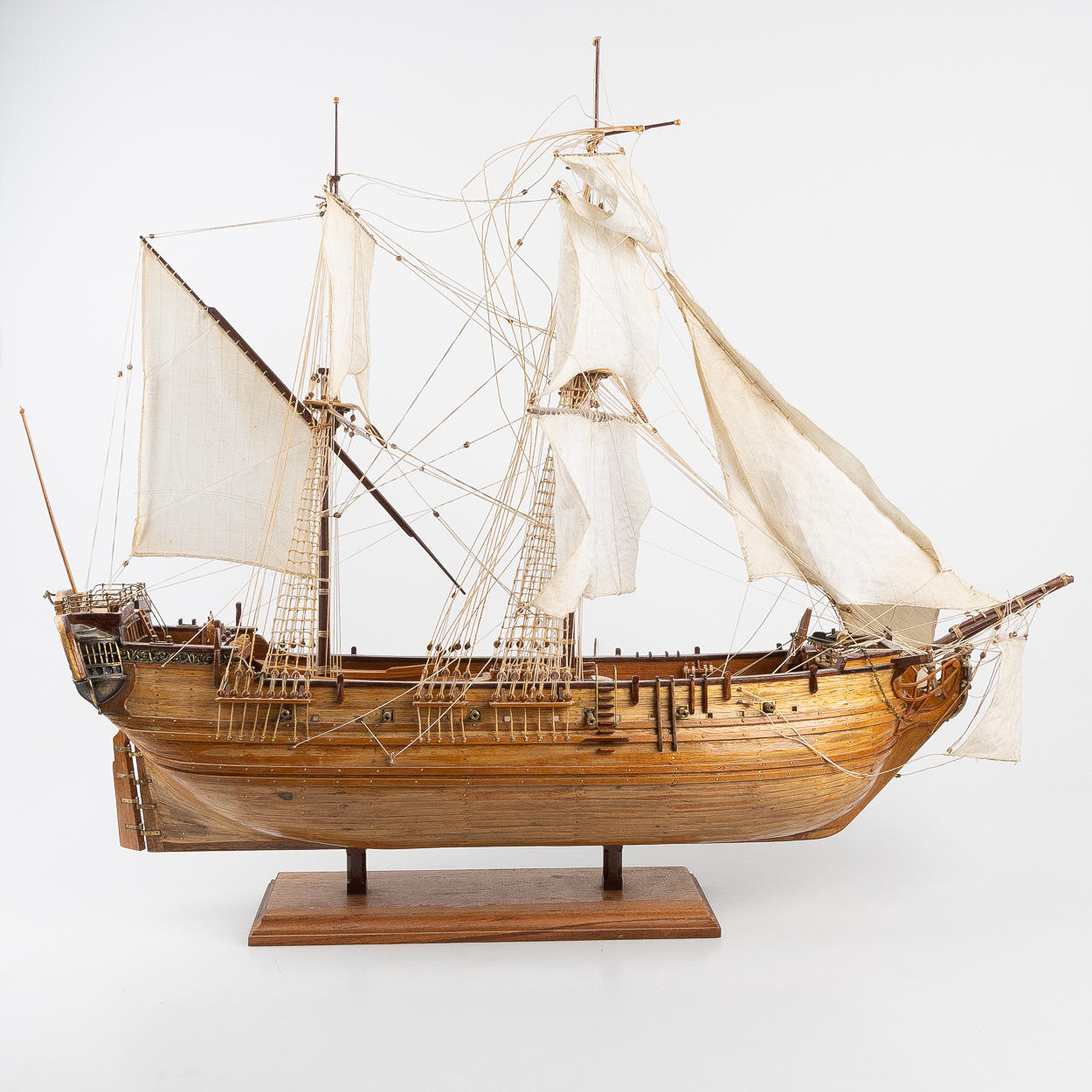 SCHIFFSMODELL, 2-Mast-Kriegsschiff, Holz, 20. Jahrhundert.