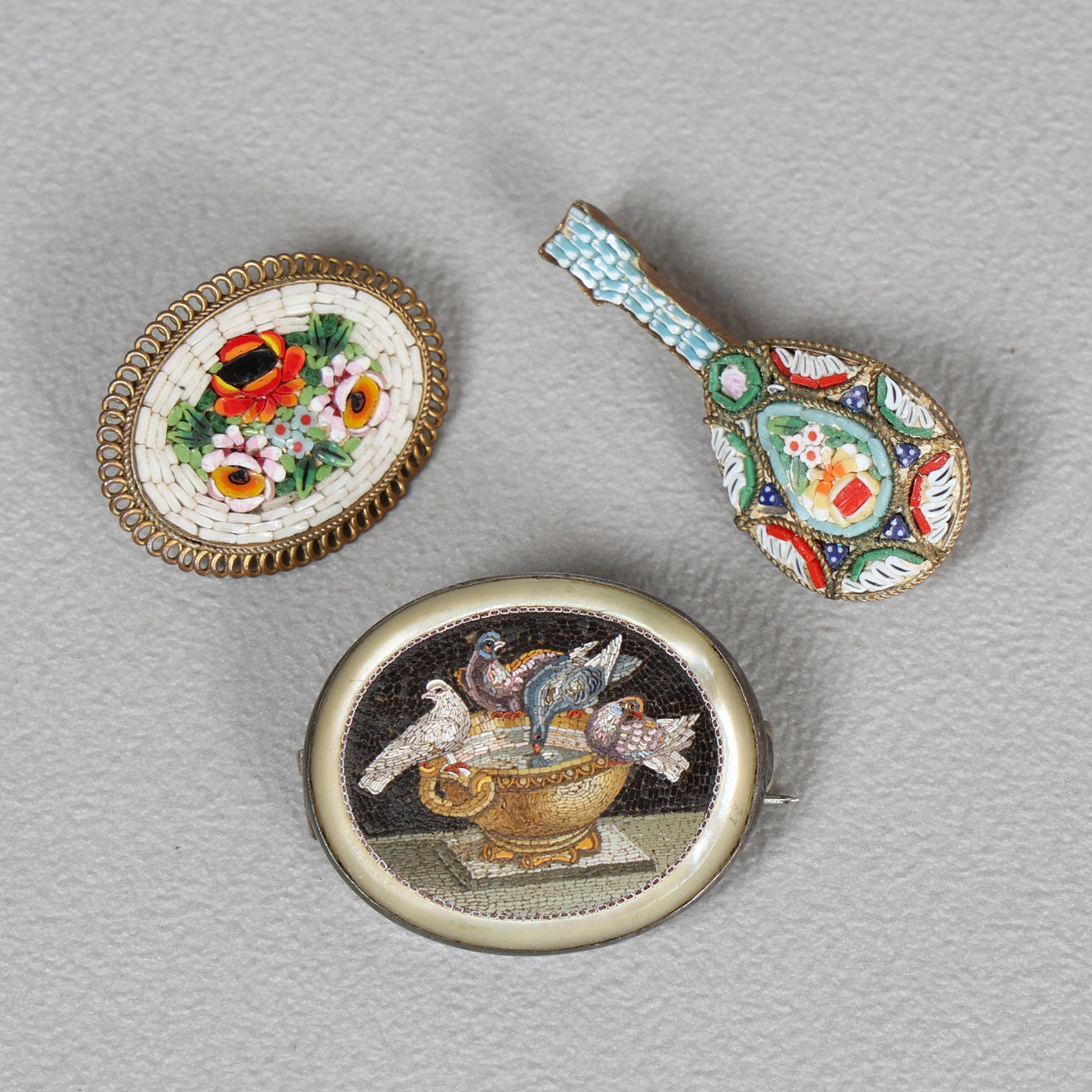 THREE ITALAIAN MICRO MOSAIC BROOCHES (3).