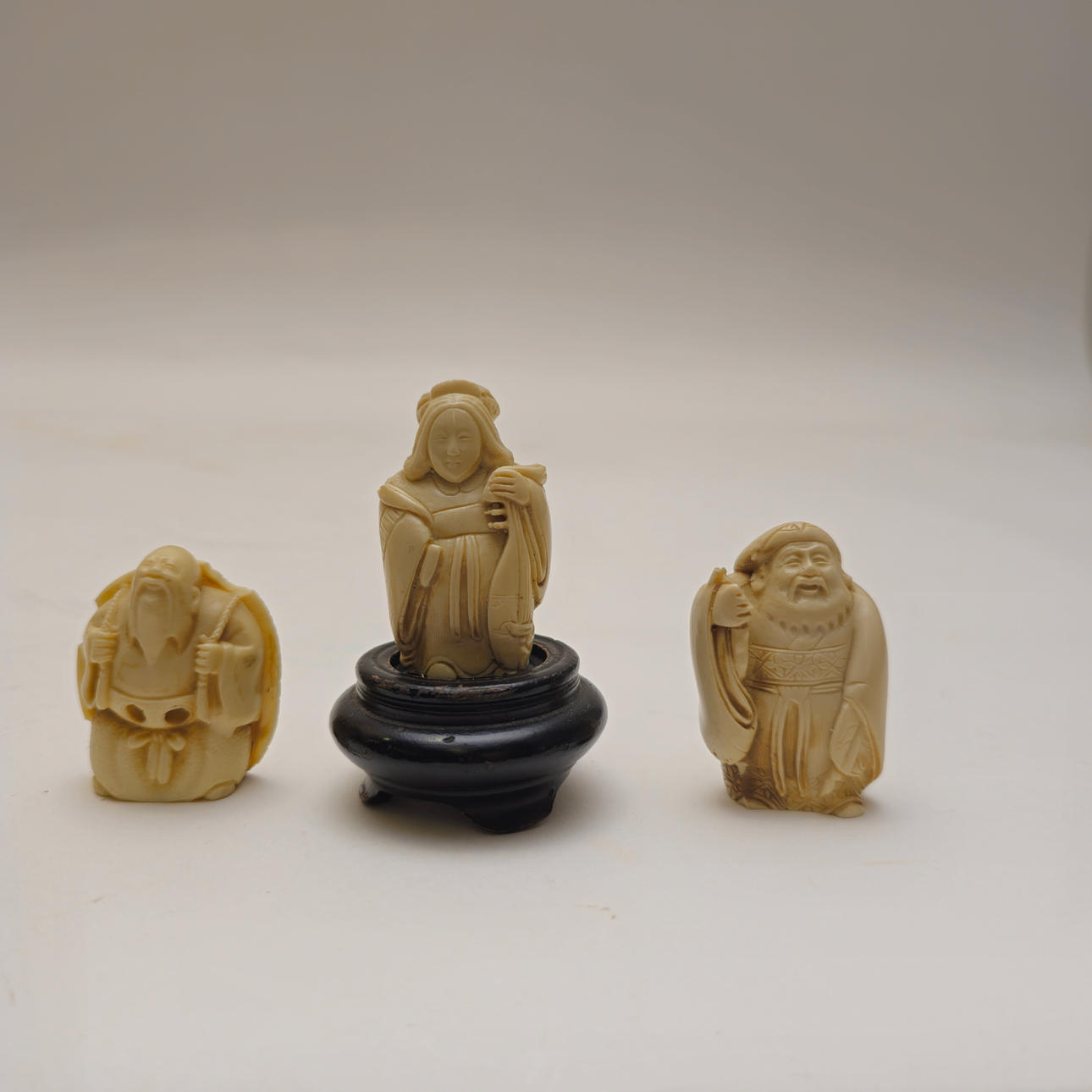 TRE MINIATURE JAPANSKE GUDER. KNOGLE. CA. 1950.