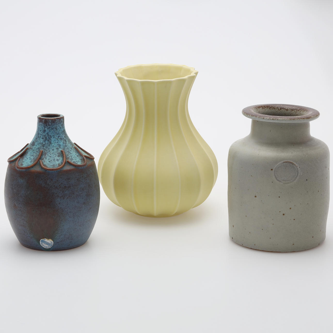 En samling af tre keramiske vaser, herunder Rörstrand.