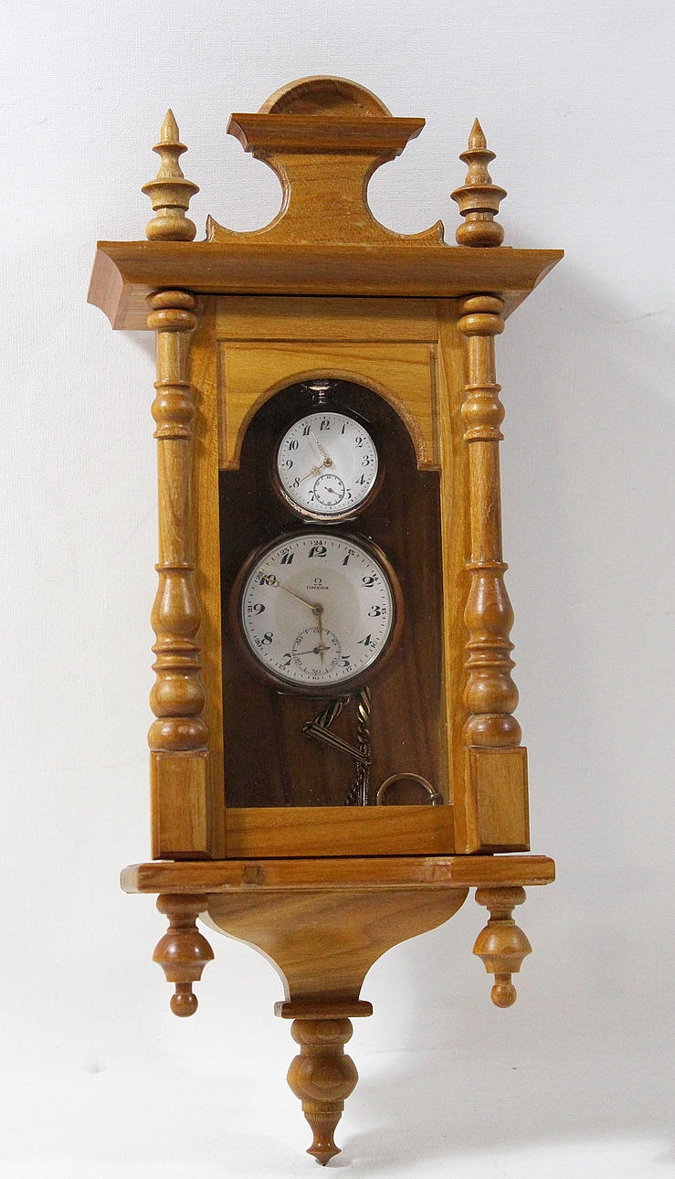 FICKUR, 2 st, silver med ett klockskåp.