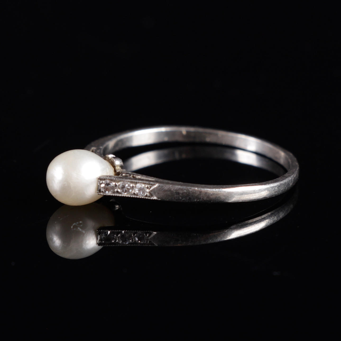 RING, platina med odlad pärla samt 6 briljantslipade diamanter, Stockholm, 1936.