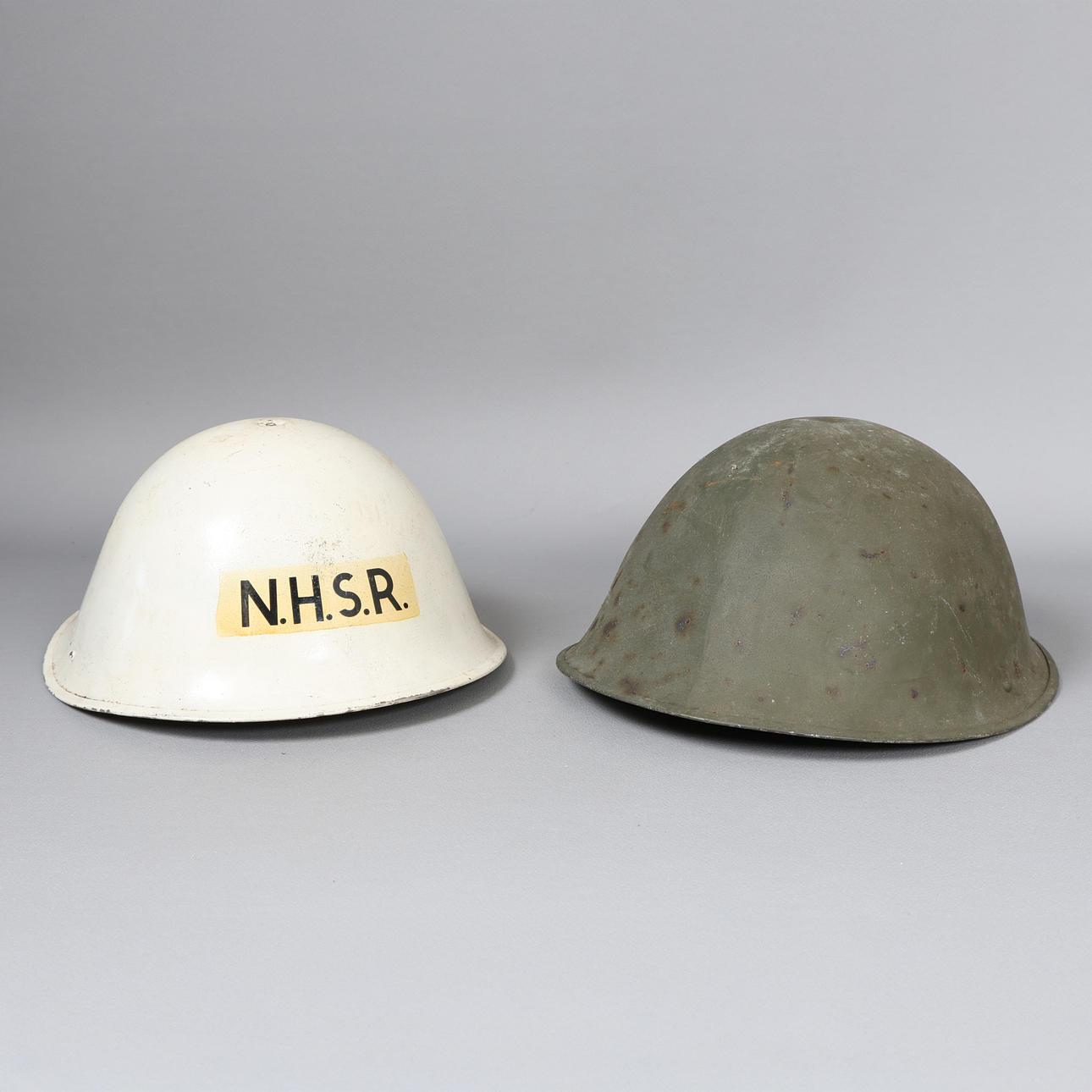 DOS CASCOS BRITÁNICOS DE ACERO MK IV (2).