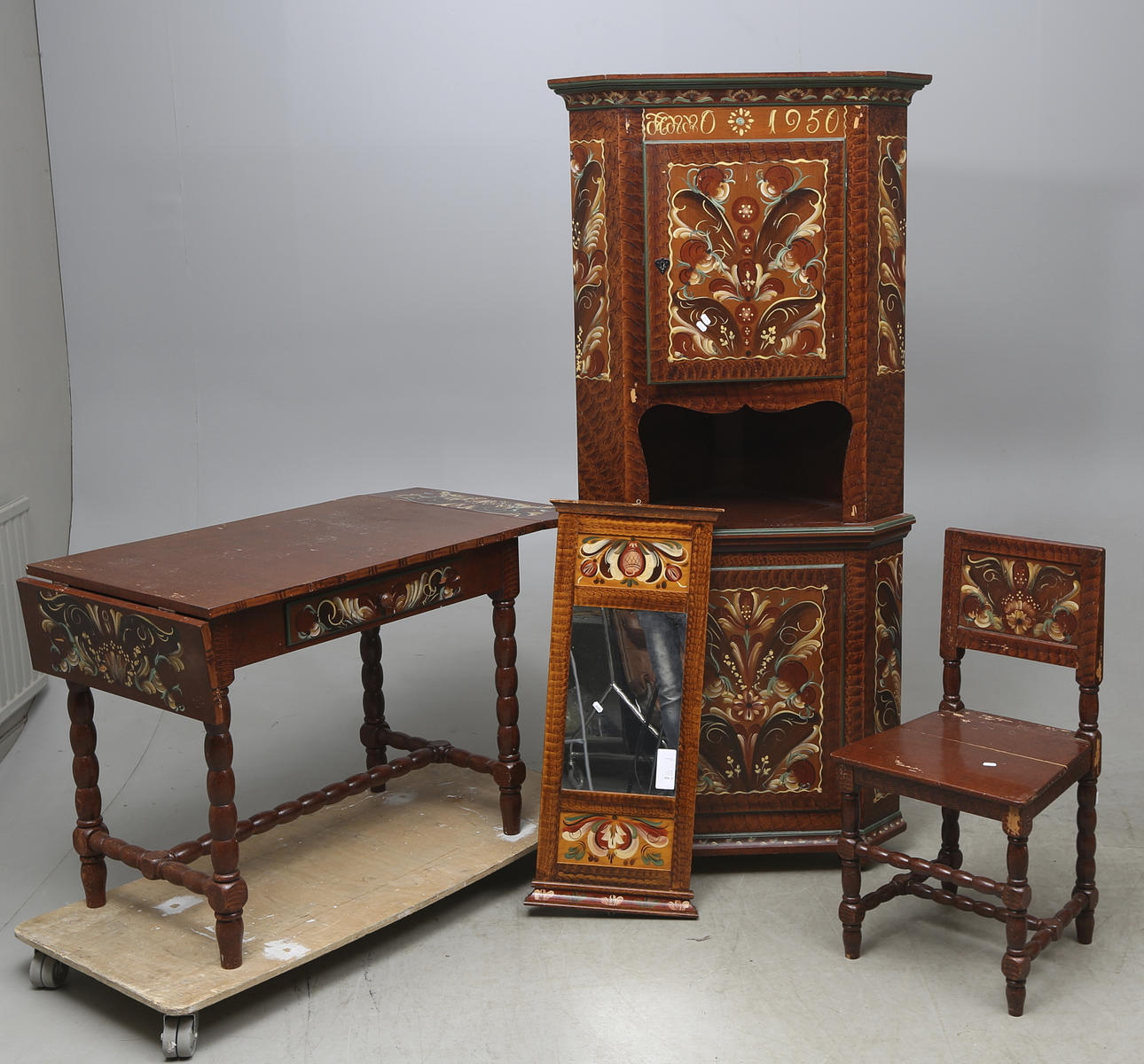 MÖBLER, 4 delar, kurbits målade, 1900-talets mitt.