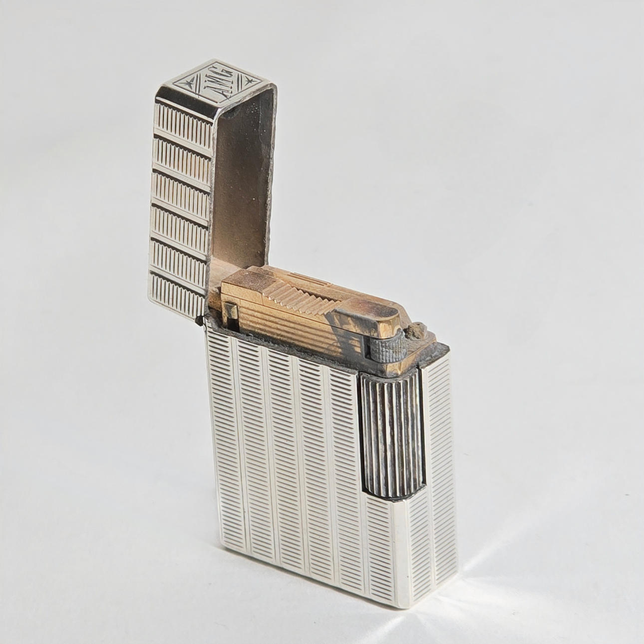 DUPONT LIGHTER I SØLVPLAQUÉ.