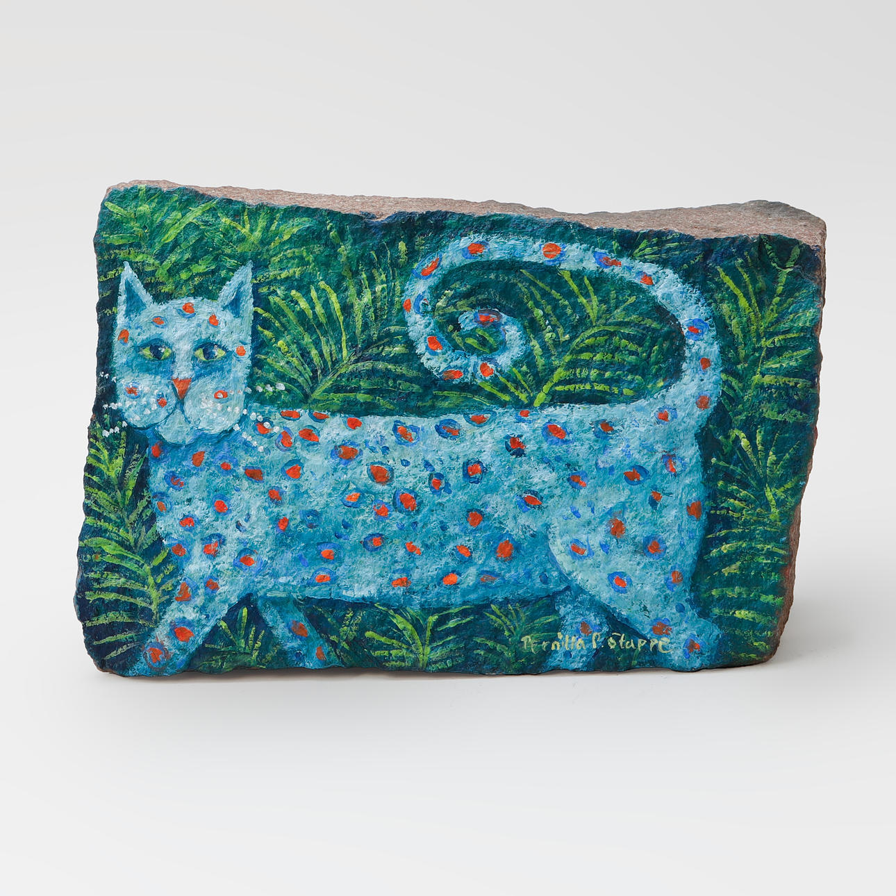 PERNILLA STAPPE. Prickig katt, bemålad sten, signerad.