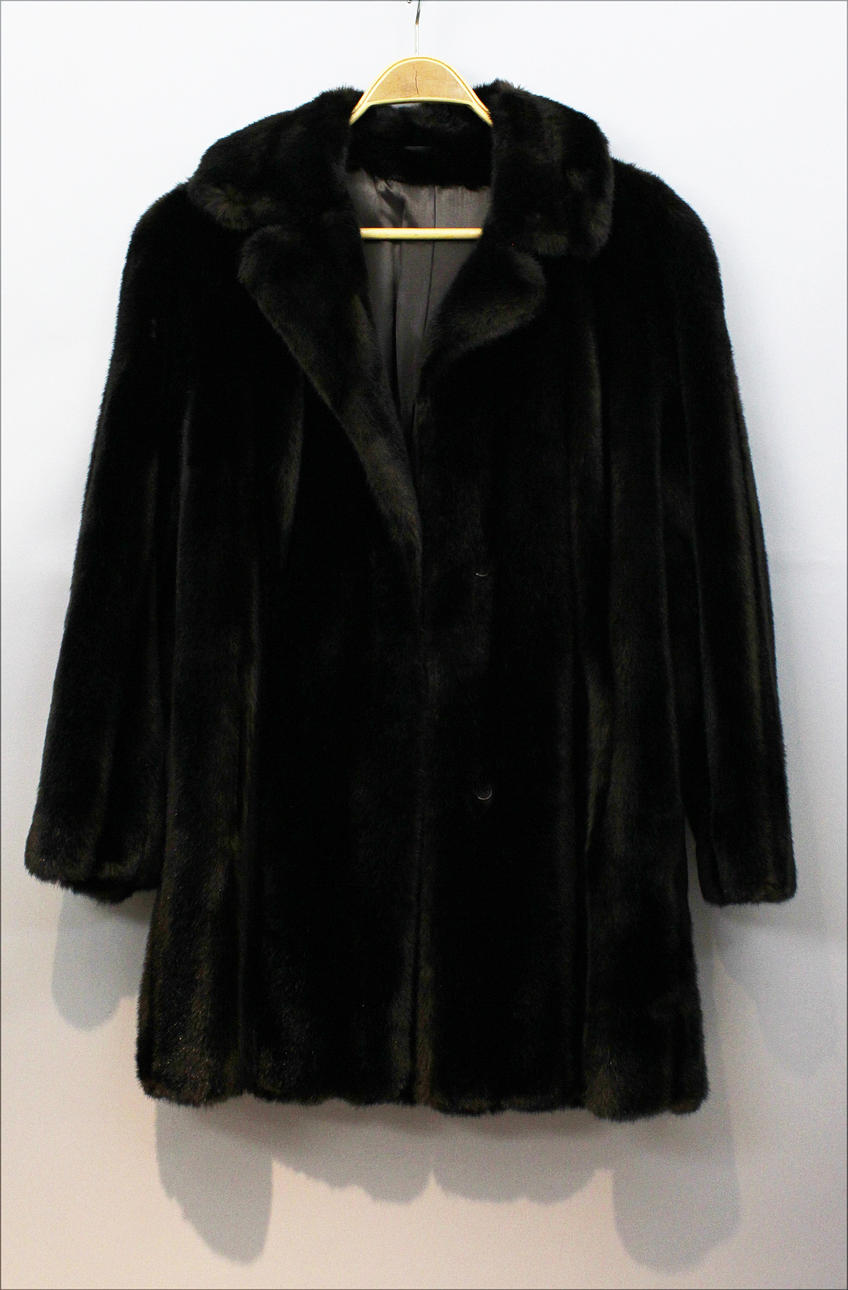 Päls i konstfiber, Märkt Astraka of London. Made in England. 1900-talets senare del.