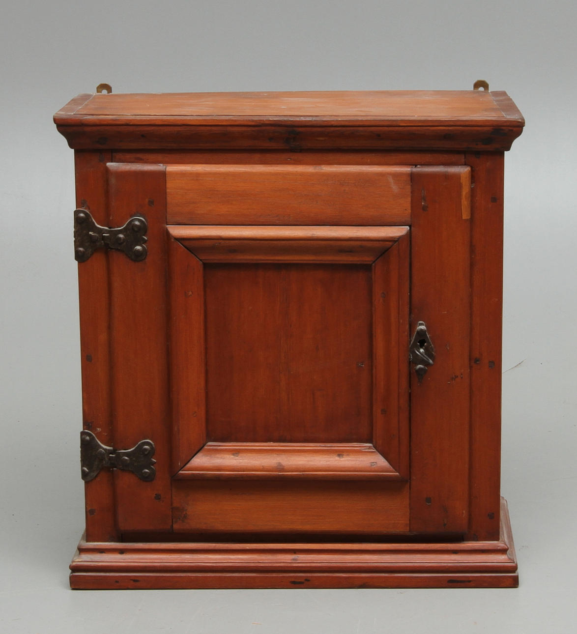 HÄNGSKÅP, allmoge, 1800-tal.