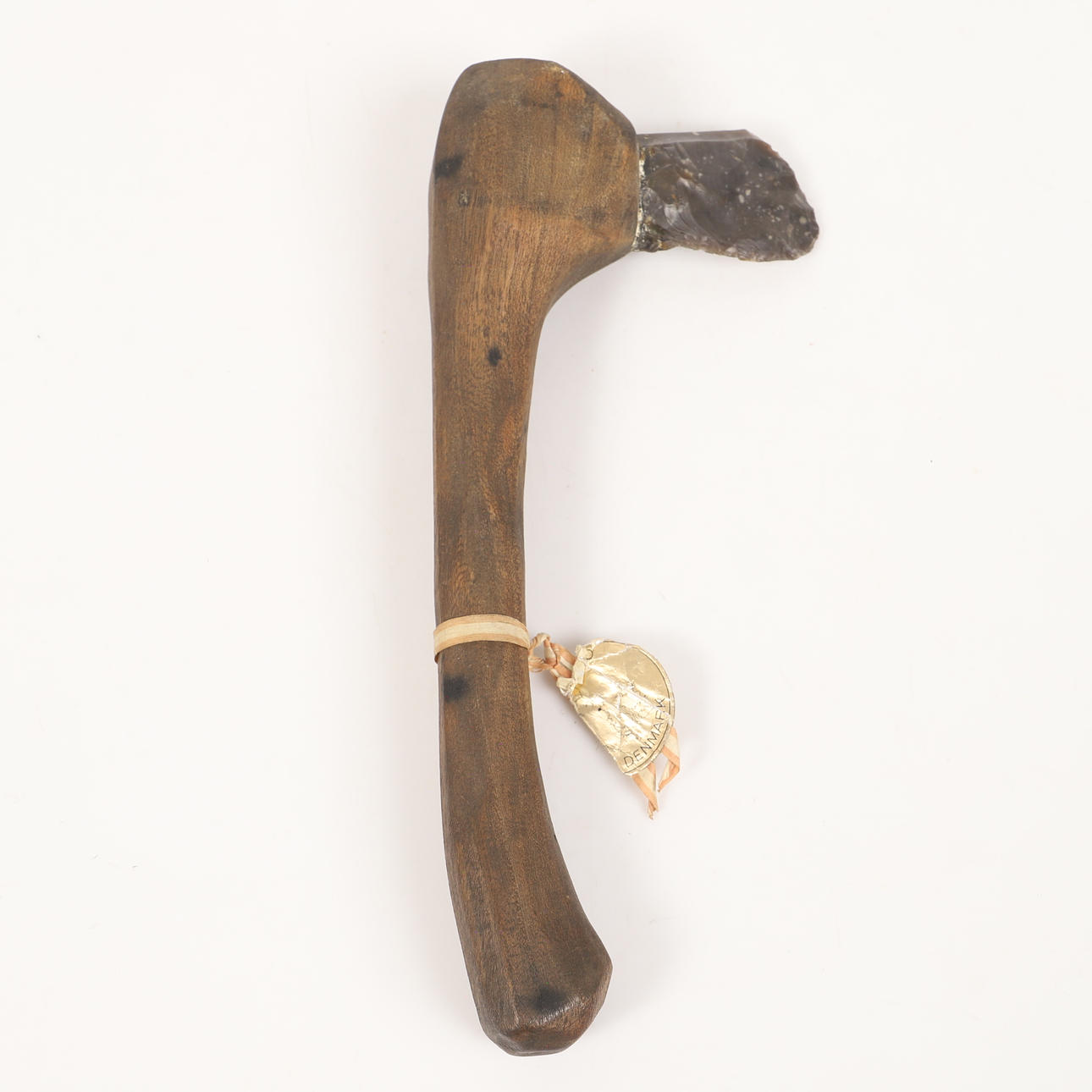 Hacha de sílex con mango de madera, Dinamarca.