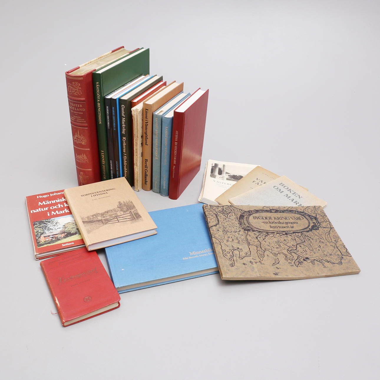 A set of 19 books/booklets, Västergötland hombygd, 1900/2000s. Books ...