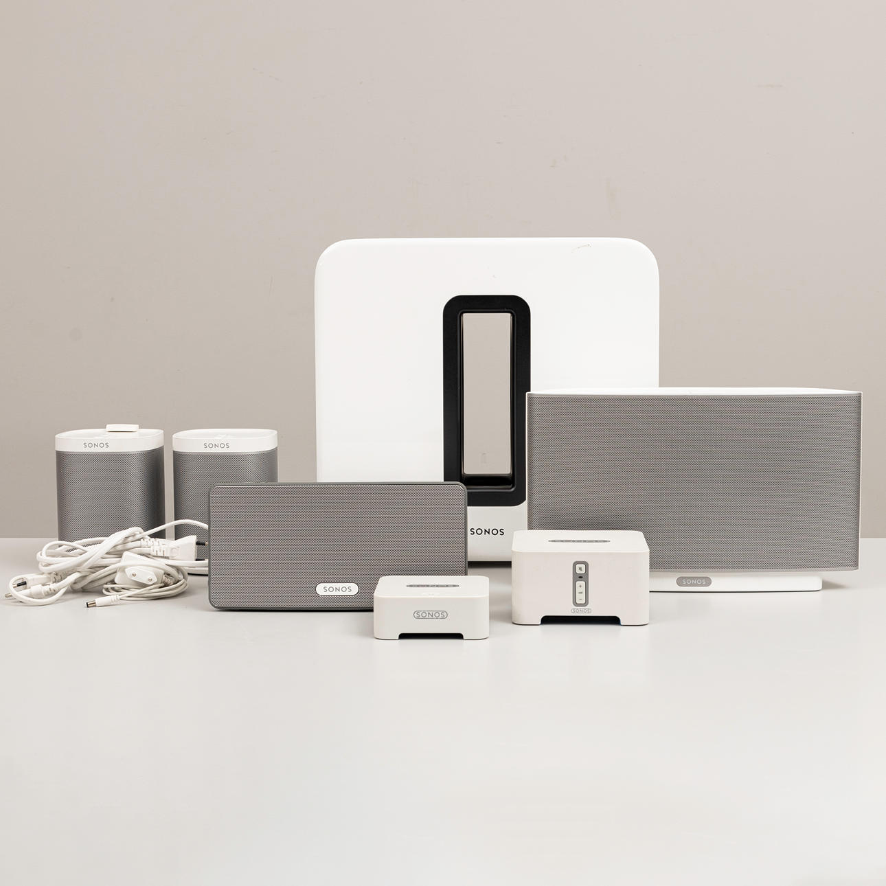 Ein 7-teiliges Sonos-Soundsystem, 21. Jahrhundert.