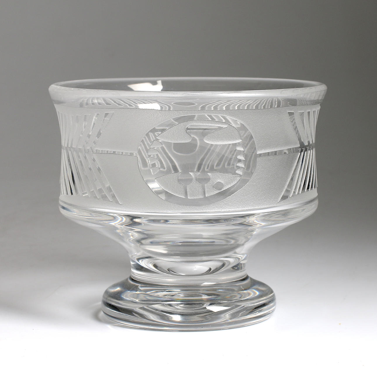 BERTIL VALLIEN. Skål på fot, glas, unik, signerad, signerad, Boda Åfors, 1900-tal.