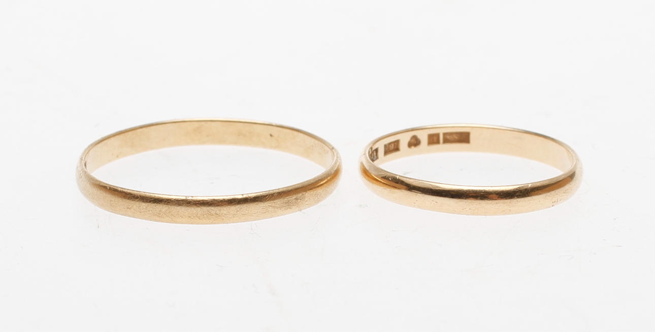 RINGAR, 2st, 18k guld, vikt ca 3 gram.