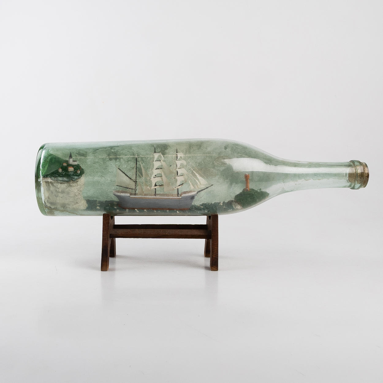 PULLOLAIVA, puisella jalustalla, 1900-luku.