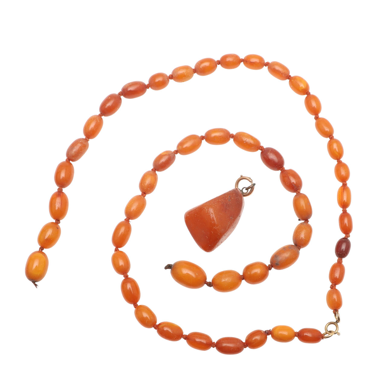 EINE BERNSTEINKETTE UND EIN ANHÄNGER.