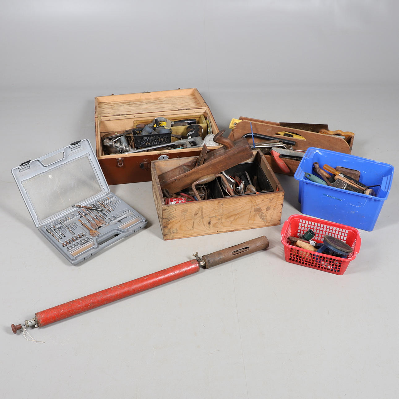 EN SAMLING SNICKERI OCH ANDRA HANDVERKTYG.