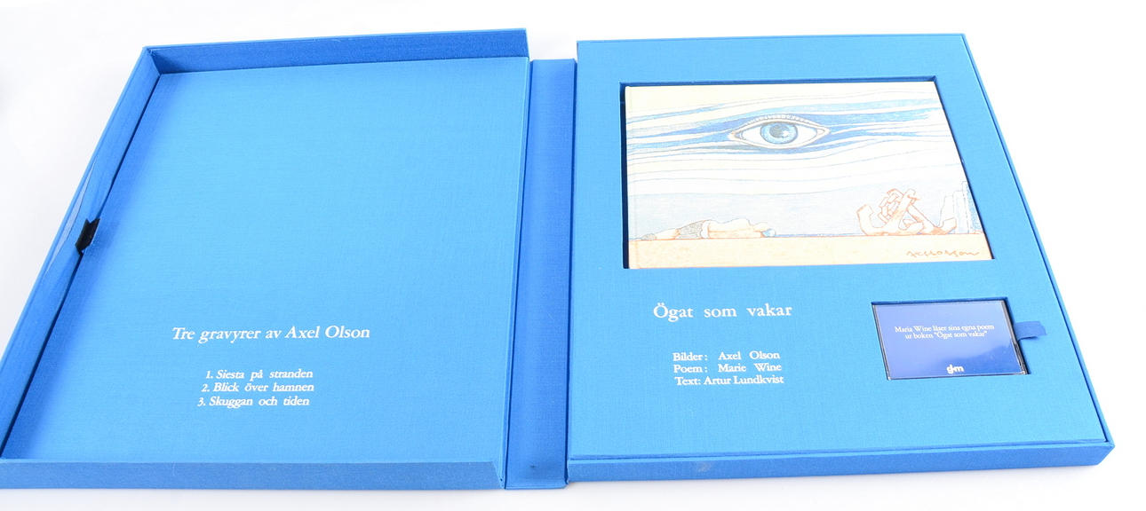 AXEL OLSON. Grafikmapp, "Ögat som vakar", 1981. Inneållande 3 st gravyrer, kassettband samt bok.