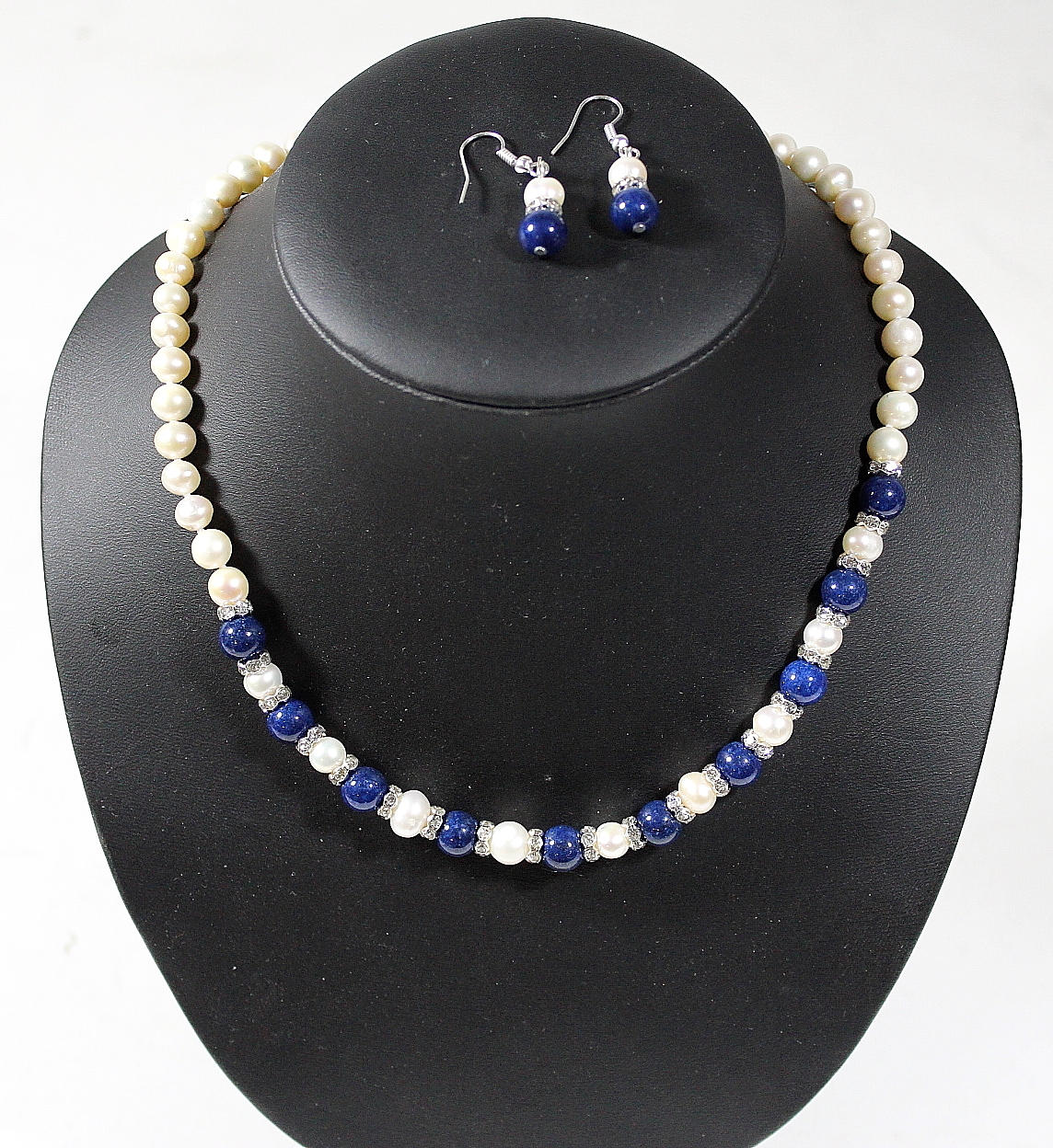 COLLIER, och ÖRHÄNGEN, odlade Akoya pärlor.