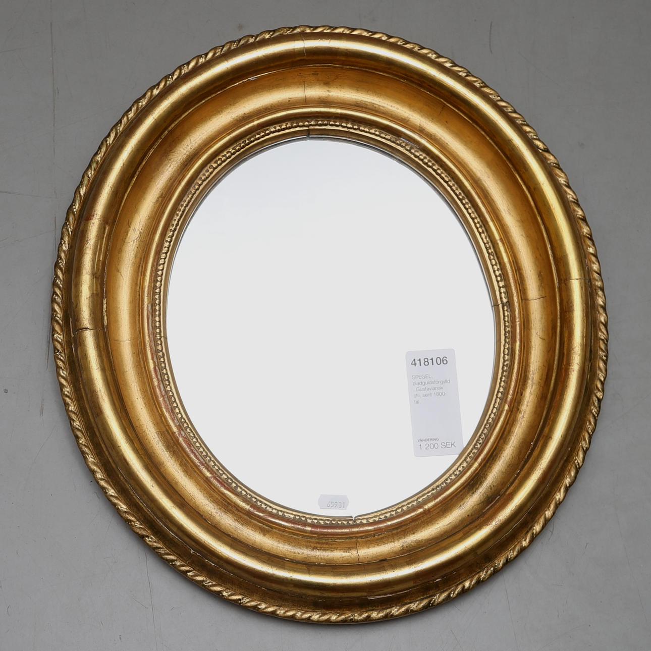 SPEGEL, bladguldsförgylld. Gustaviansk stil, sent 1800-tal.