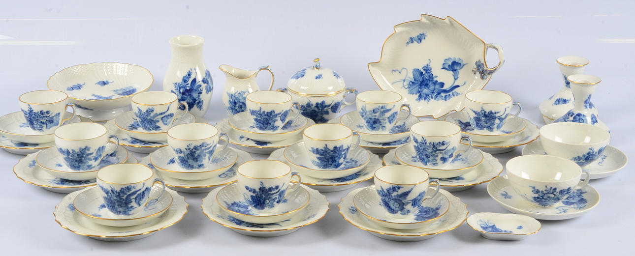 KAFFESERVIS, 48 delar, porslin, "Blå Blomster" med guldkant, Kunglig Dansk.