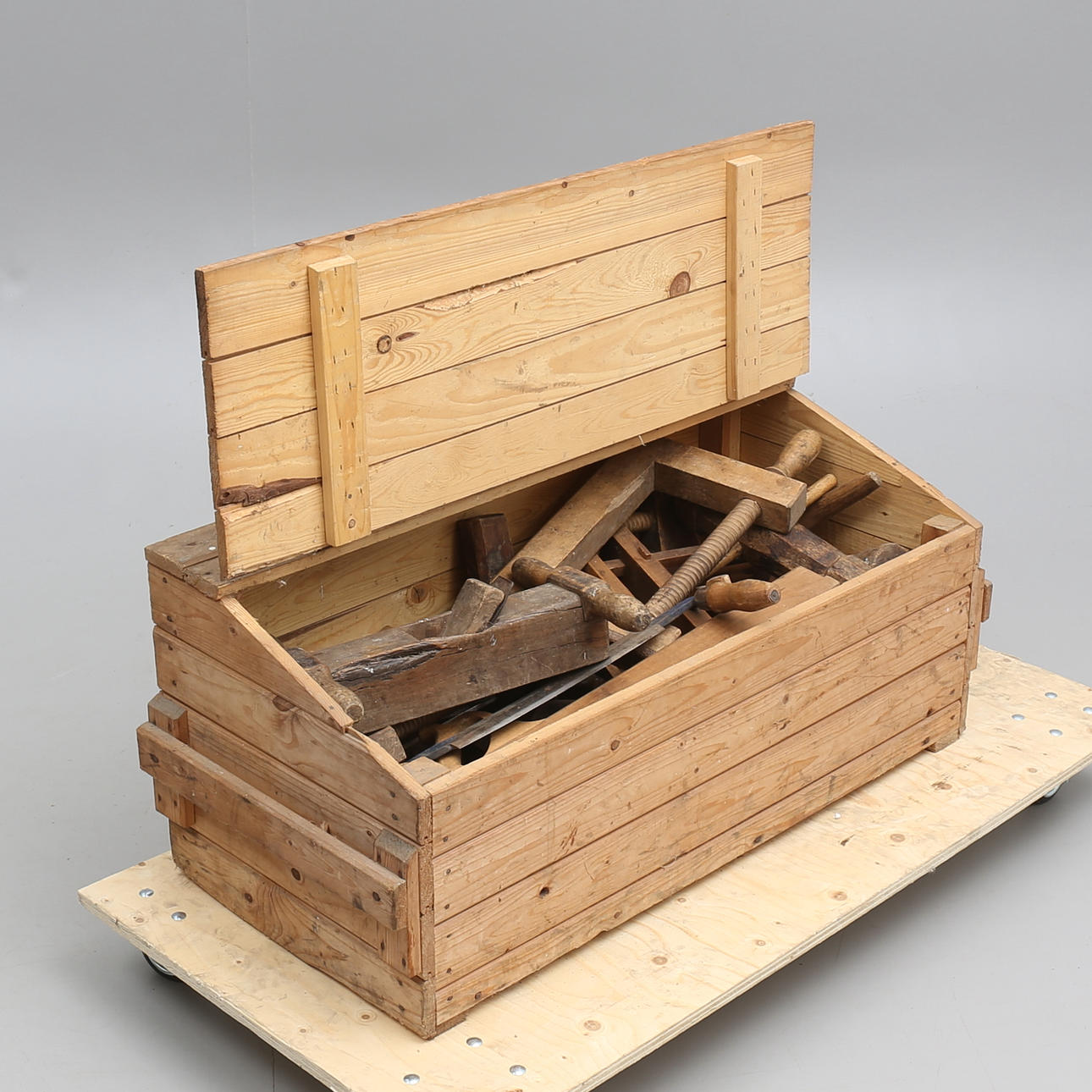 TRÄLÅDA med allmogeverktyg.