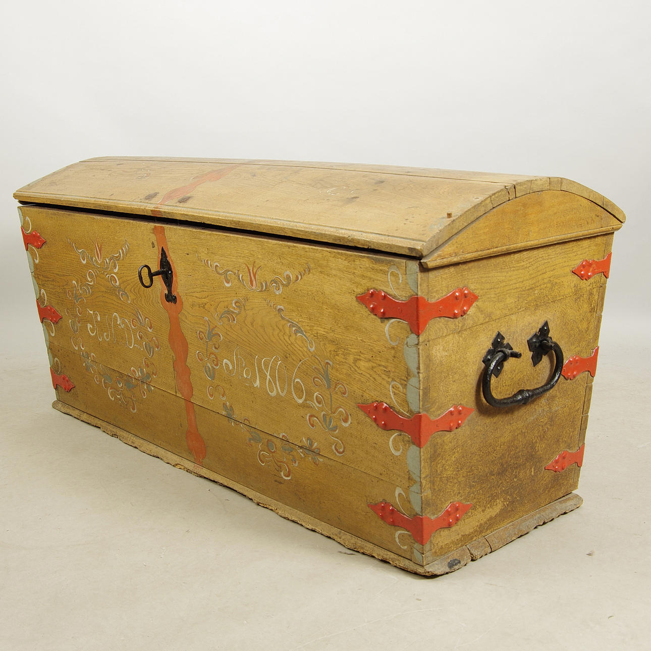 KISTA, allmogemålad ek med smidesbeslag, daterad 1806.