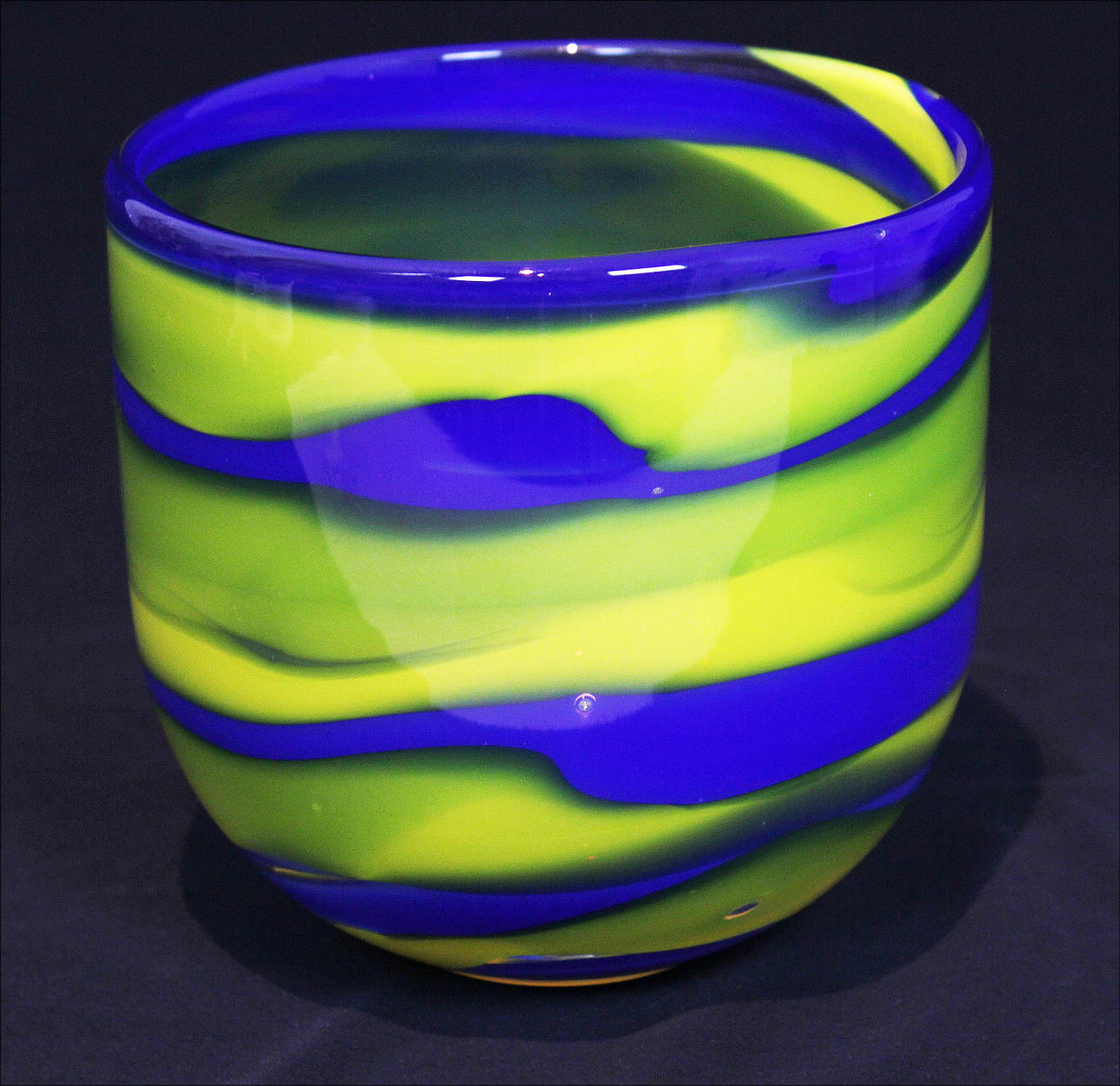 CHRISTER SJÖGREN. Vas i konstglas. Lindshammars bruk. Unik. Signerad och daterad -96.