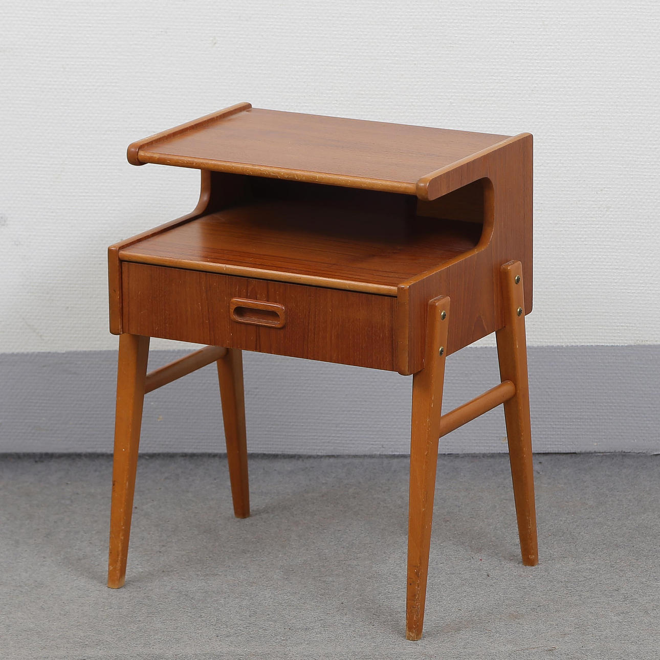BEDSIDE TABLE 1950S/1960S.