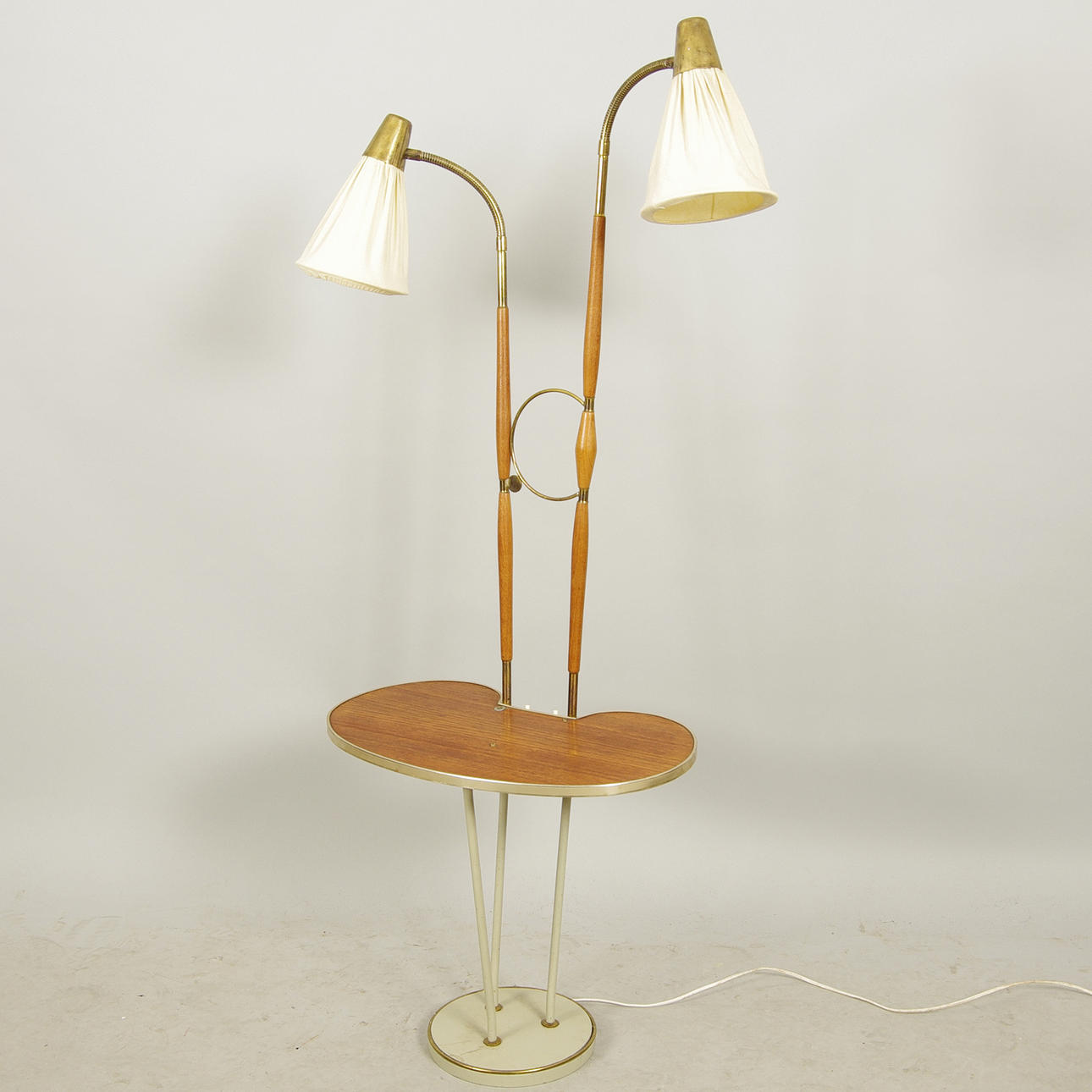 GOLVLAMPA, 2-armad med bord, teak/mässing, 1950/60-tal.