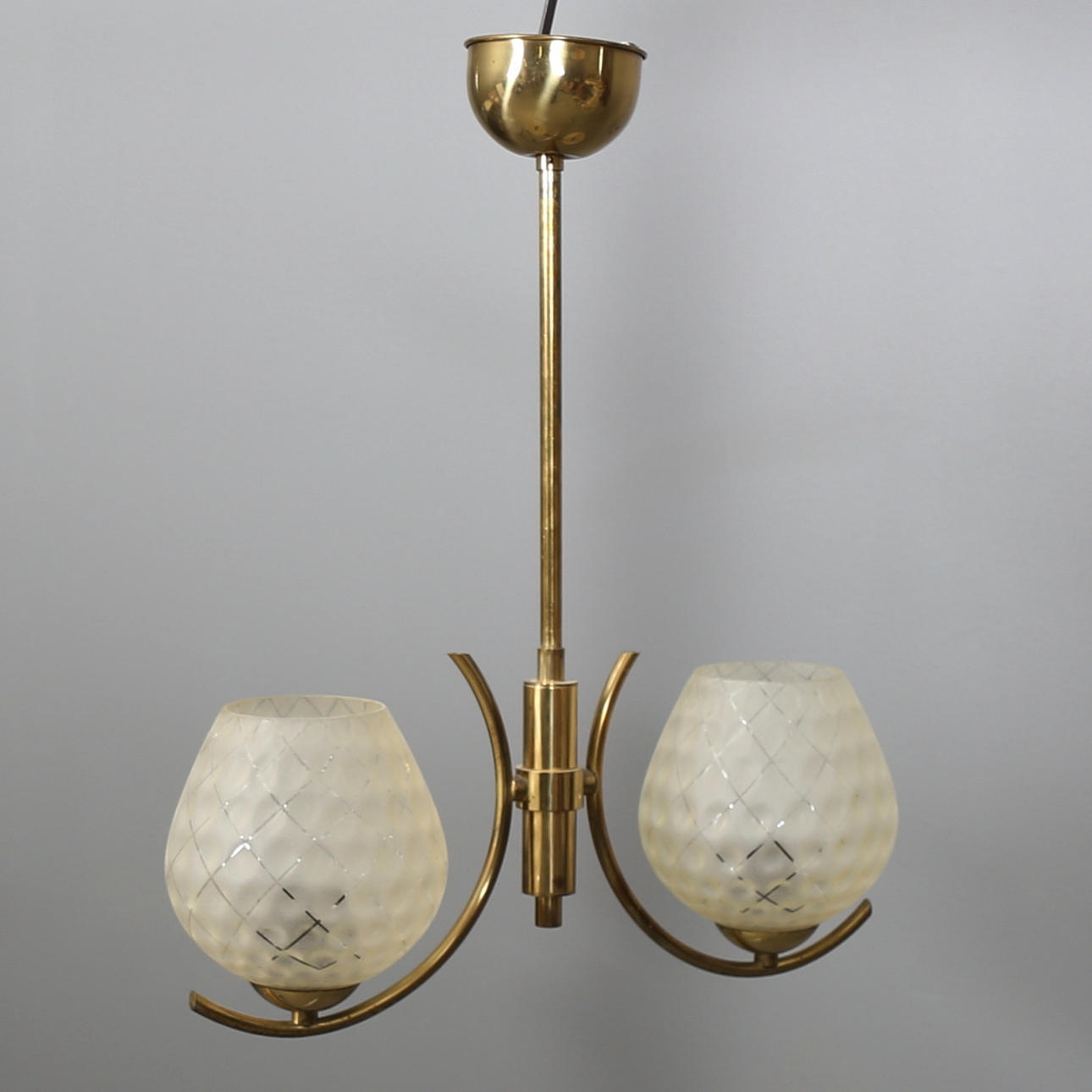 TAKLAMPA i gulmetall, två ljuspunkter, 1900-tal.