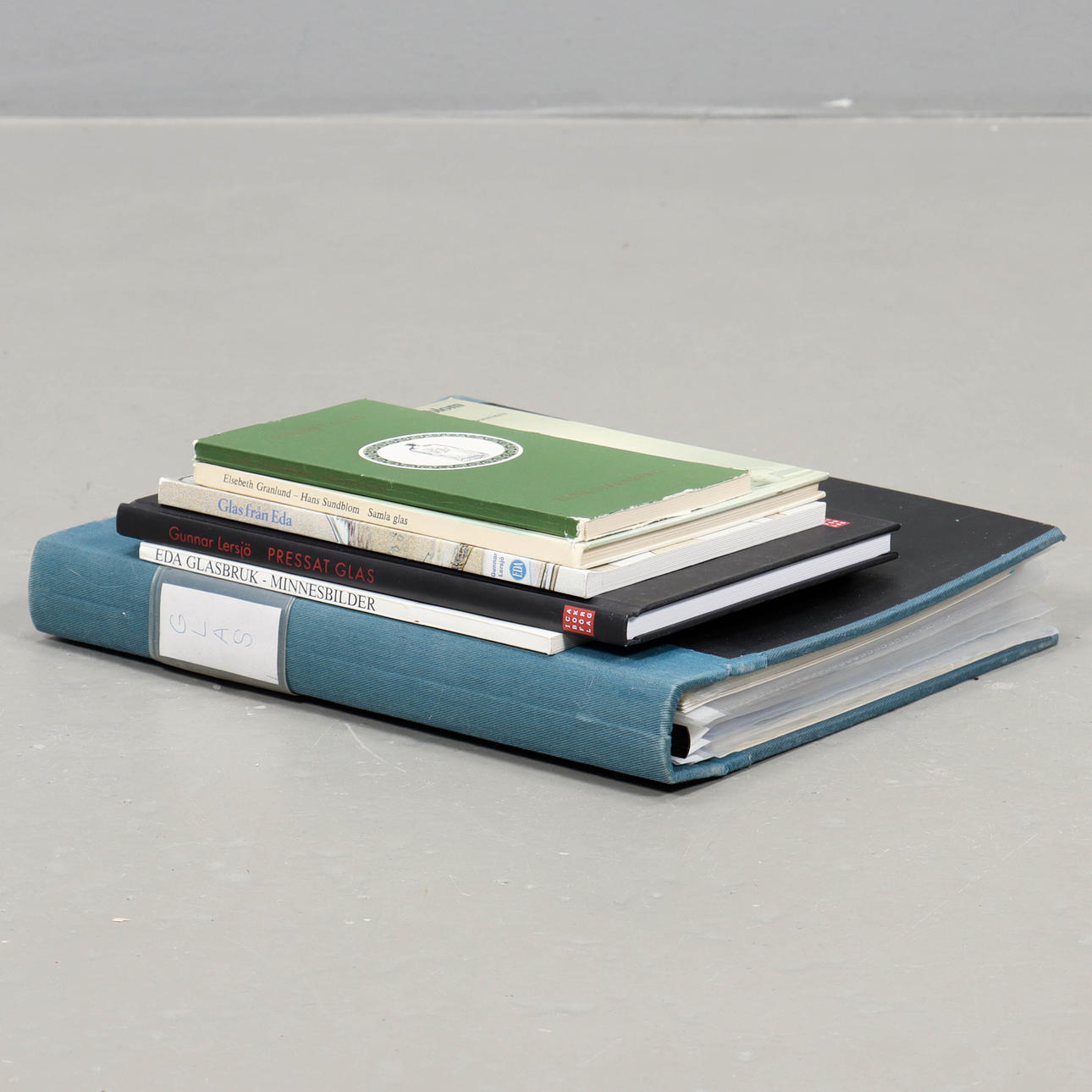 Kirjoja ja muuta lasista.