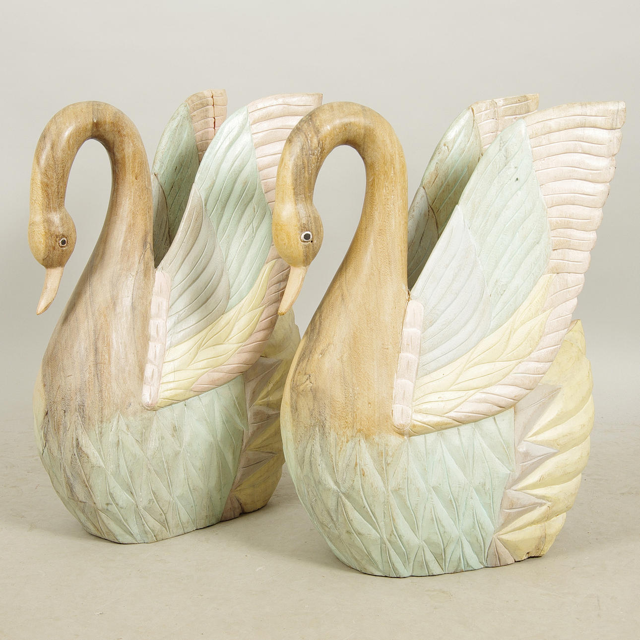 SKULPTURER, 1 par, svanar, snidat samt målat trä.