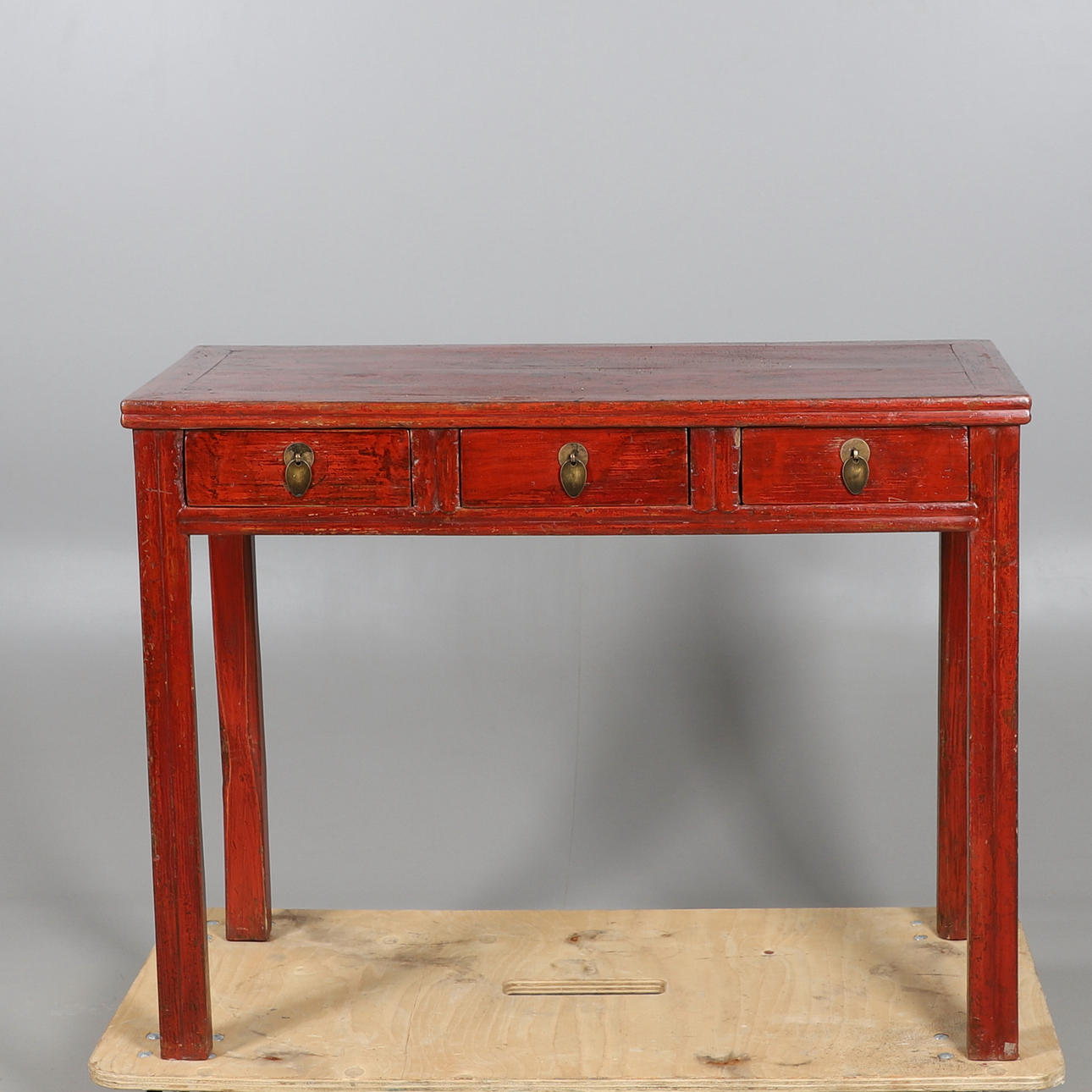 ET KINESISK MALET ALTERBORD.