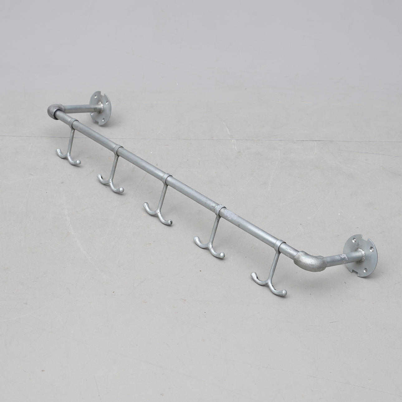 KLÄDHÄNGARE, metall, industristil, samtida.