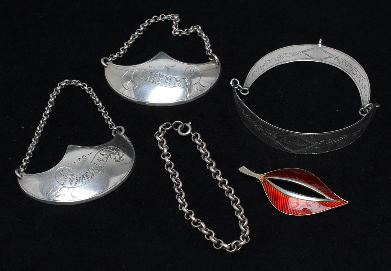 PARTI SILVER, 5 delar, bland annat flaskskyltar, armband, emaljbrosch. Vikt 48 gram.