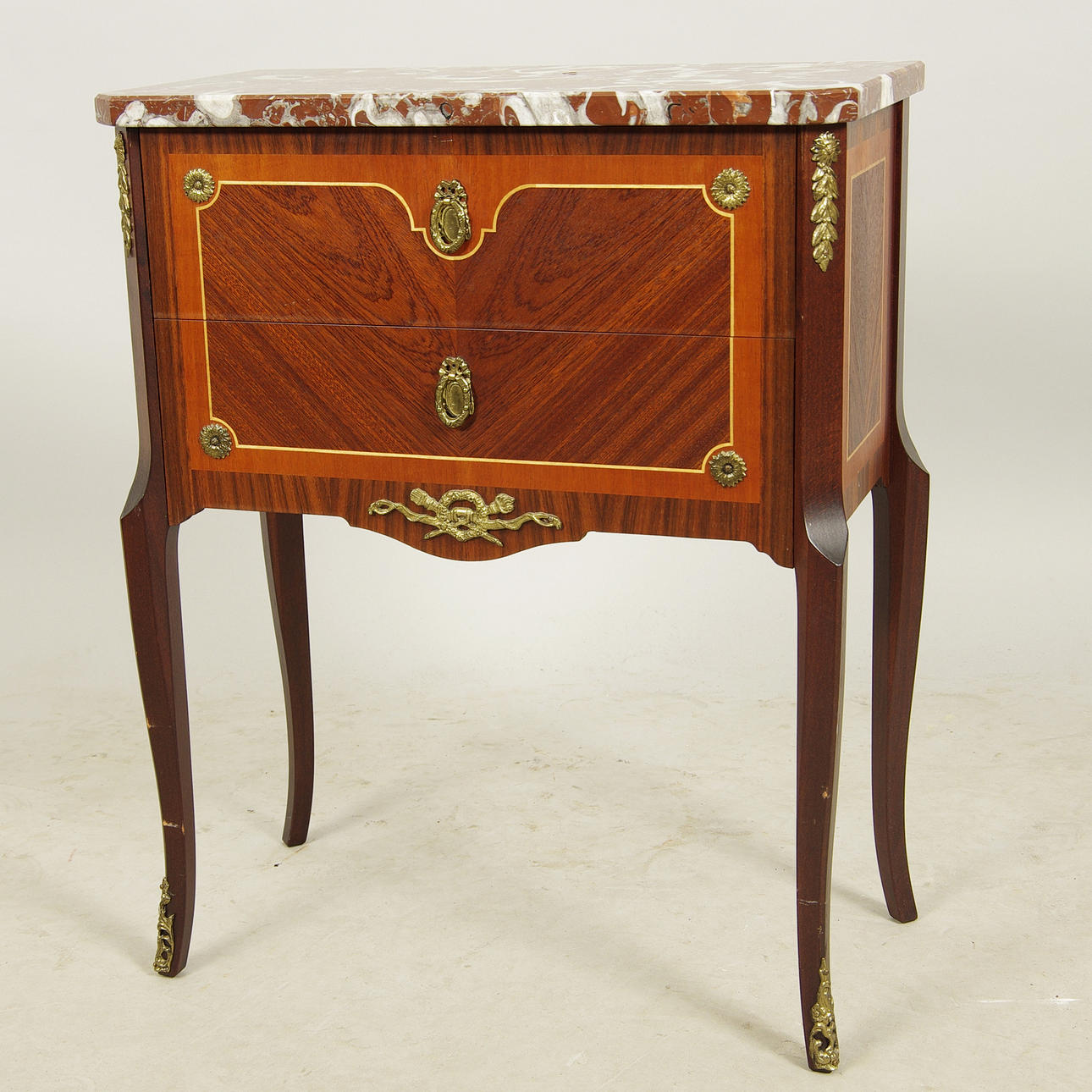 HALLBYRÅ, 2-lådig, mahogny med bronser, gustaviansk stil.