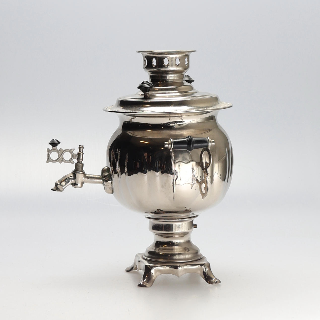TESAMOVAR. White metal, electric.