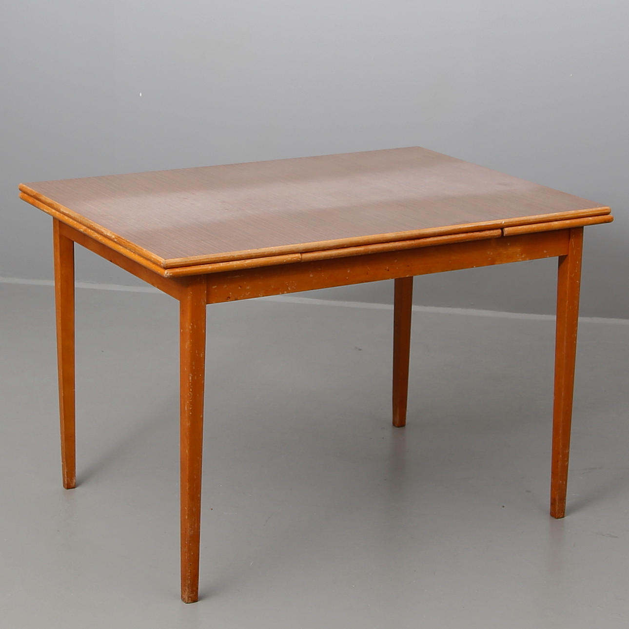 BORD, med perstorpsskiva trämönstrad.