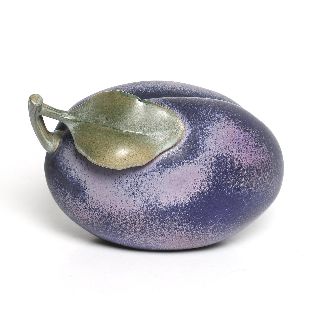 KERSTIN HÖRNLUND. Skulptur, stengods, plommon, signerad och numrerad 94/100, Rörstrand, 1900-talets andra hälft.