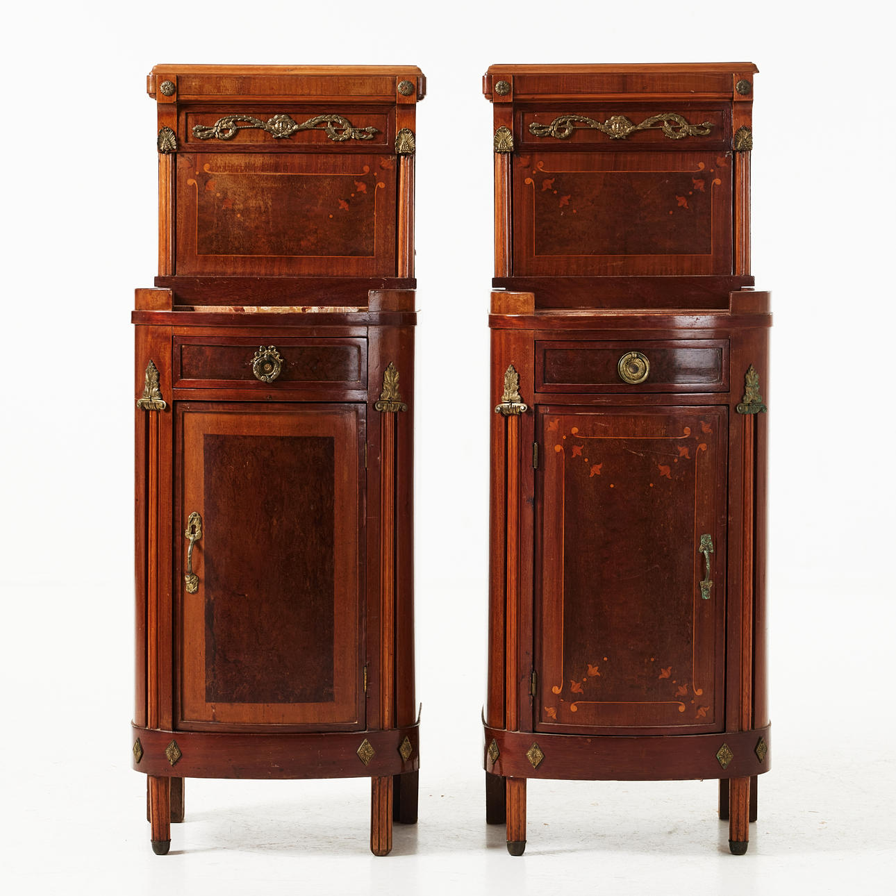 Ein Paar Nachttische, erste Hälfte des 20. Jahrhunderts.