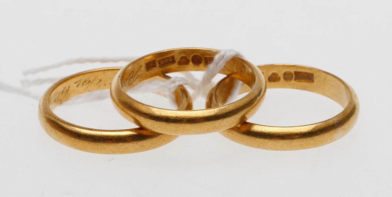 RINGAR, 3st, 23k guld, vikt ca 14,9 gram.