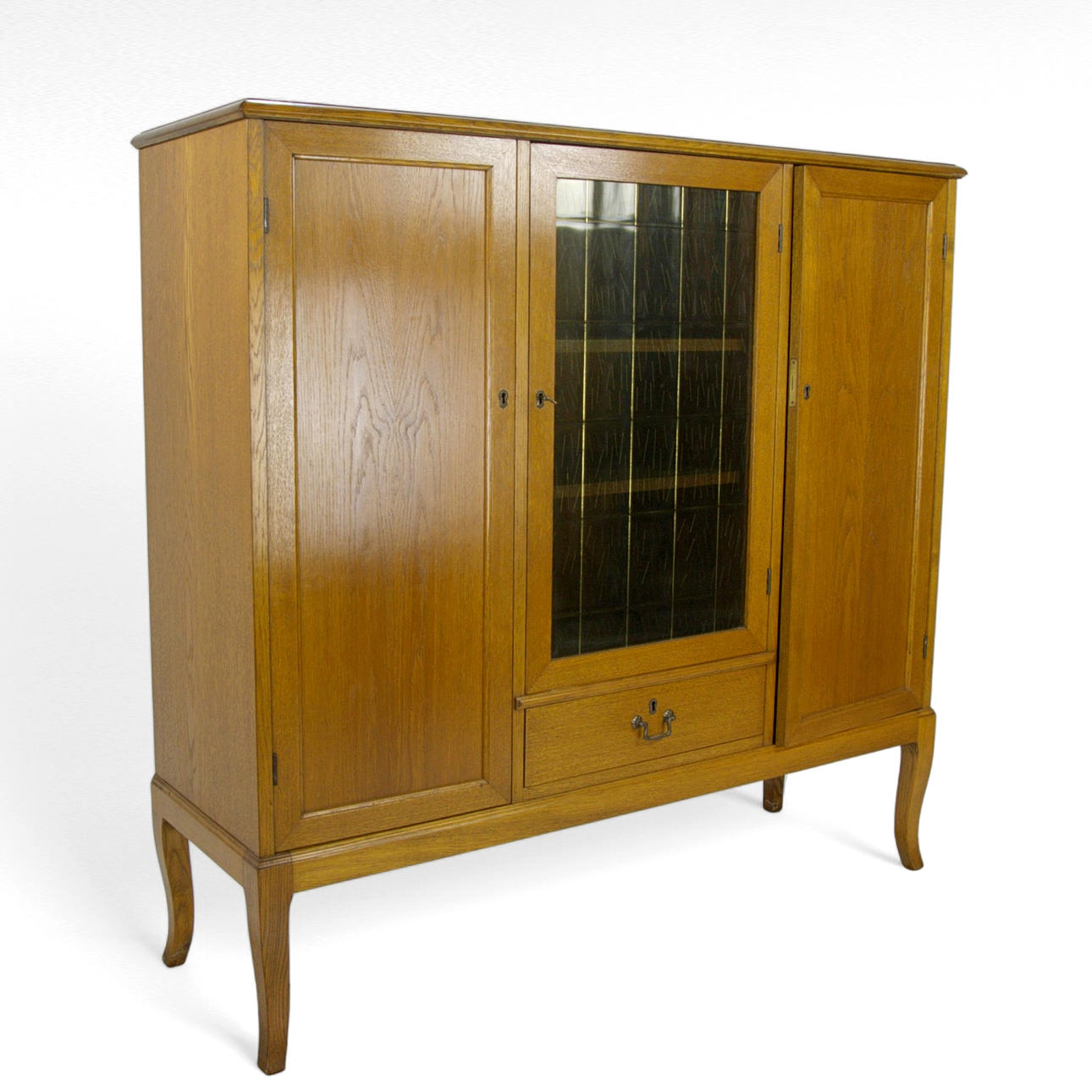 SKÄNK med vitrin, ek, 1900-tal.