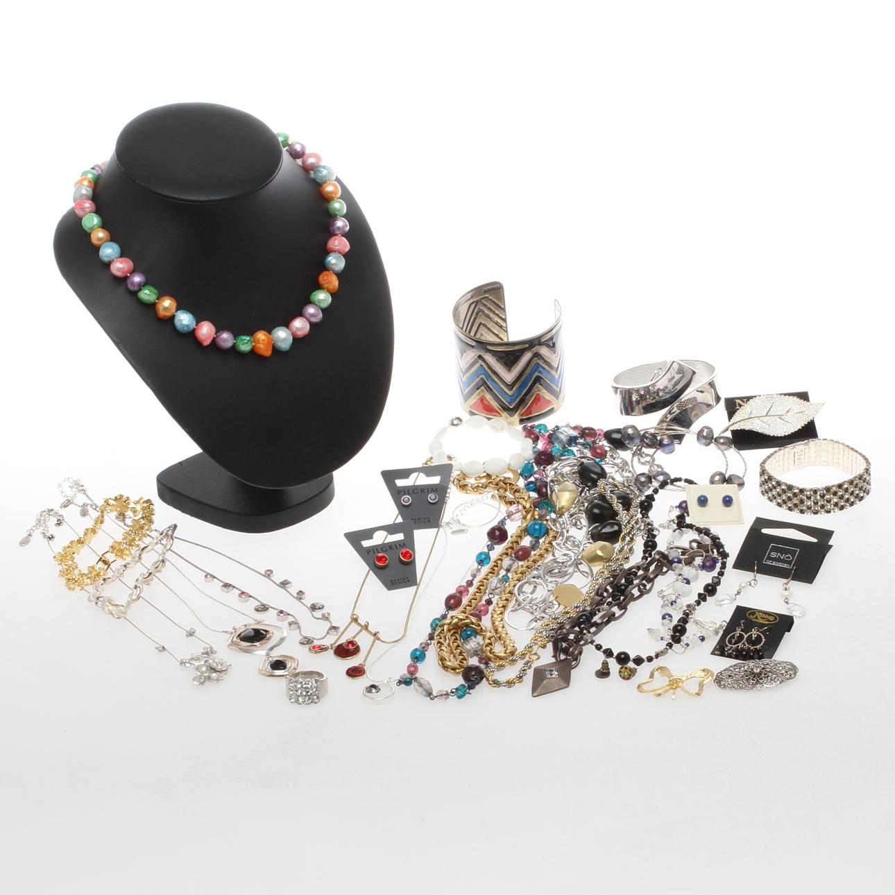 BIJOUTERIER bland annat Pilgrim och SNÖ of Sweden.