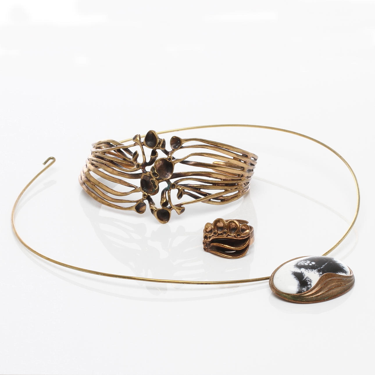 HALSBAND, ARMBANDS samt RING, brons, Finland, 1900-tal.